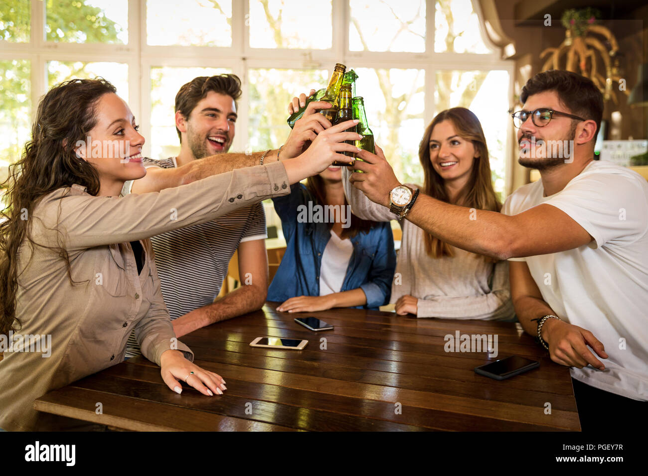 Gruppo di amici appendere fuori e fare un brindisi con la birra Foto Stock