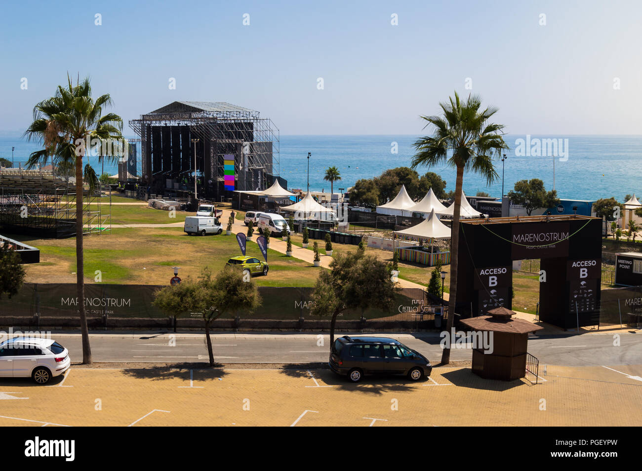 FUENGIROLA, MALAGA - Agosto 10, 2018: viste del palcoscenico di un concerto e dintorni del Marenostrum musica al parco del castello di festival in Fuengirola, Malaga. Foto Stock