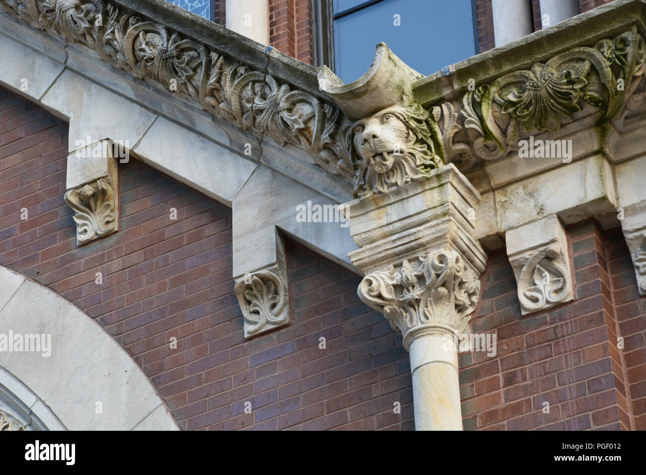 Dettagli architettonici di San Michele la Chiesa cattolica in Chicago, una delle prime chiese di essere ricostruito dopo l'incendio di Chicago. Foto Stock