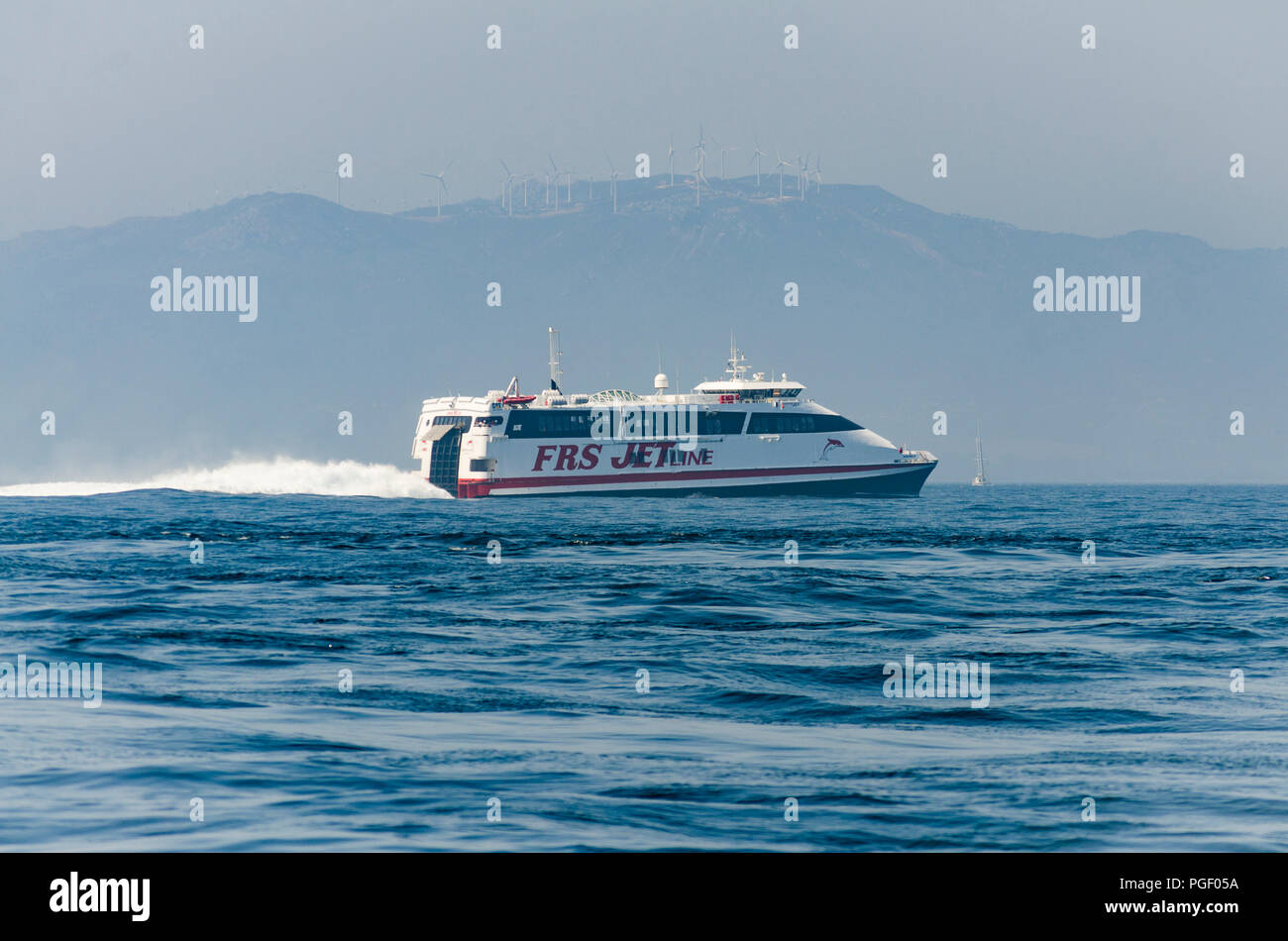 FRS traghetto in mare aperto, servizi di trasporto di passeggeri tra la Spagna e il Marocco, Africa del nord, Costa de la Luz, Andalusia, Spagna. Foto Stock