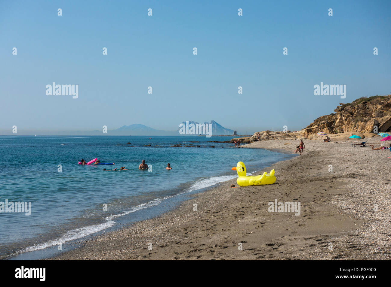 Spiaggia tranquilla vicino Alcaidesa, con Gibilterra rock in background. Andalusia, Spagna. Foto Stock