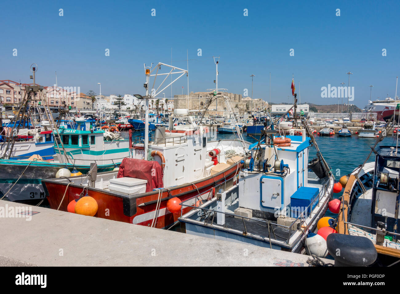 Tarifa Spagna. Piccole imbarcazioni da pesca nel porto di Tarifa, Costa de la Luz, Andalusia, Spagna. Foto Stock