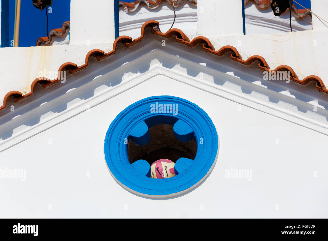Aghios Spyridon piccola chiesa bianca dettagli architettonici sulla piccola isola di Elafonosos, Laconia, Grecia Foto Stock