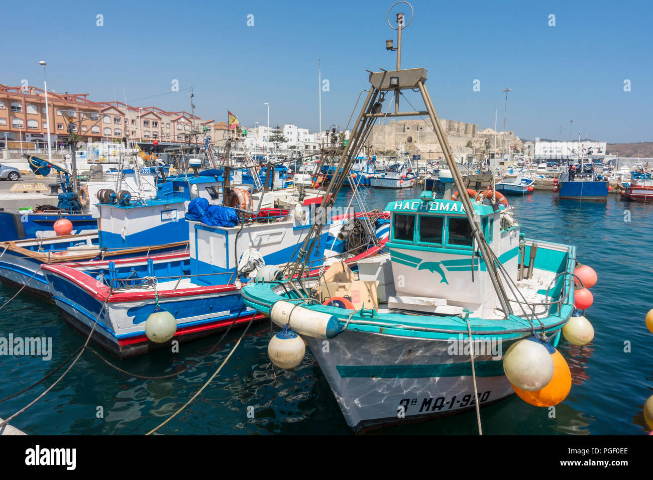 Le piccole imbarcazioni da pesca al porto di pesca di Tarifa, Costa de la Luz, Andalusia, Spagna. Foto Stock