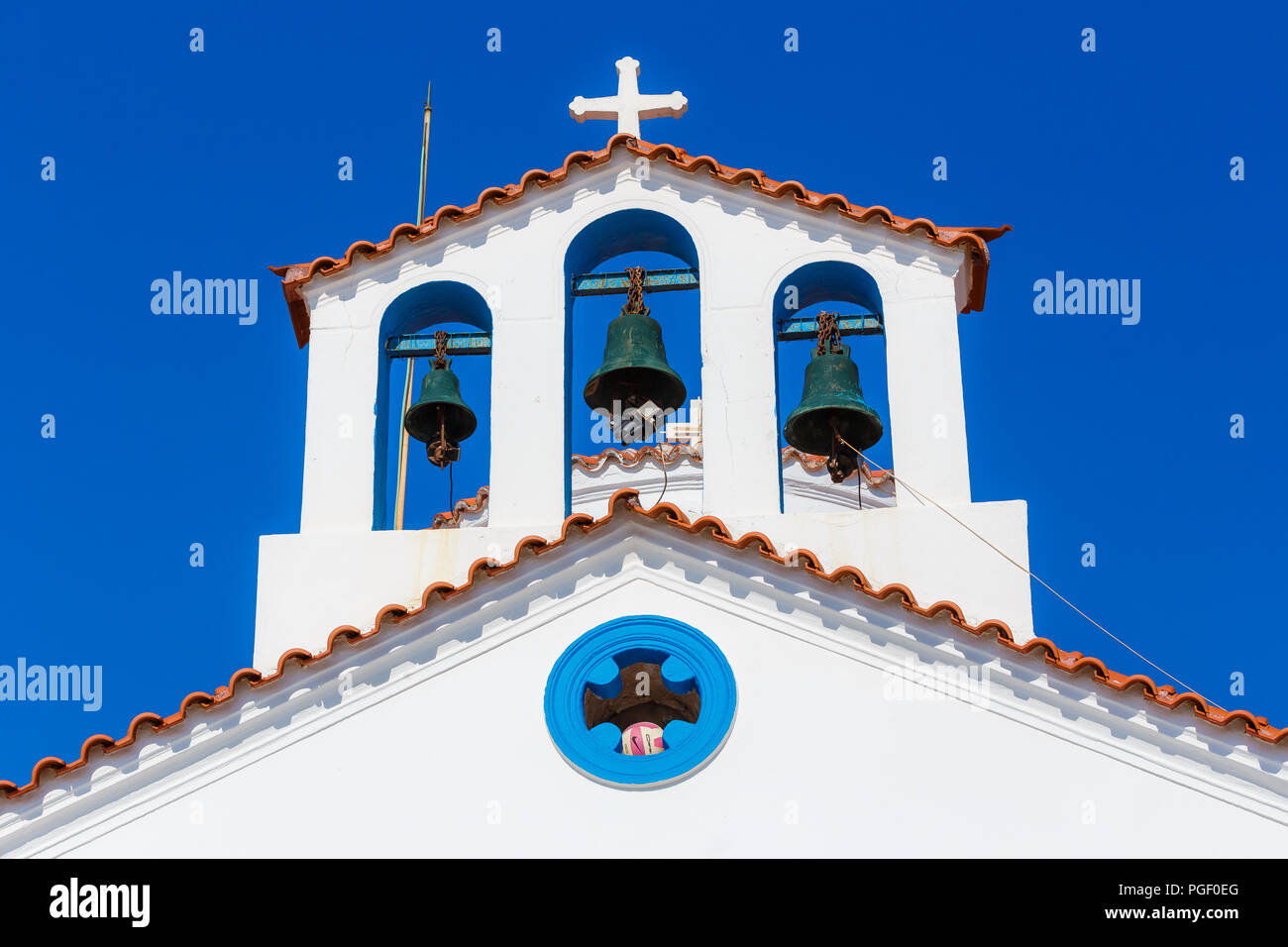 Aghios Spyridon piccola chiesa bianca dettagli architettonici sulla piccola isola di Elafonosos, Laconia, Grecia Foto Stock