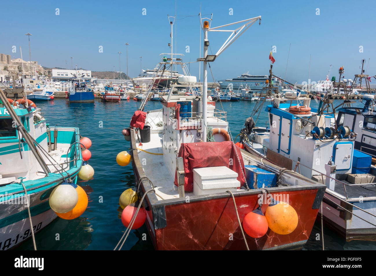 Le piccole imbarcazioni da pesca al porto di pesca di Tarifa, Costa de la Luz, Andalusia, Spagna. Foto Stock