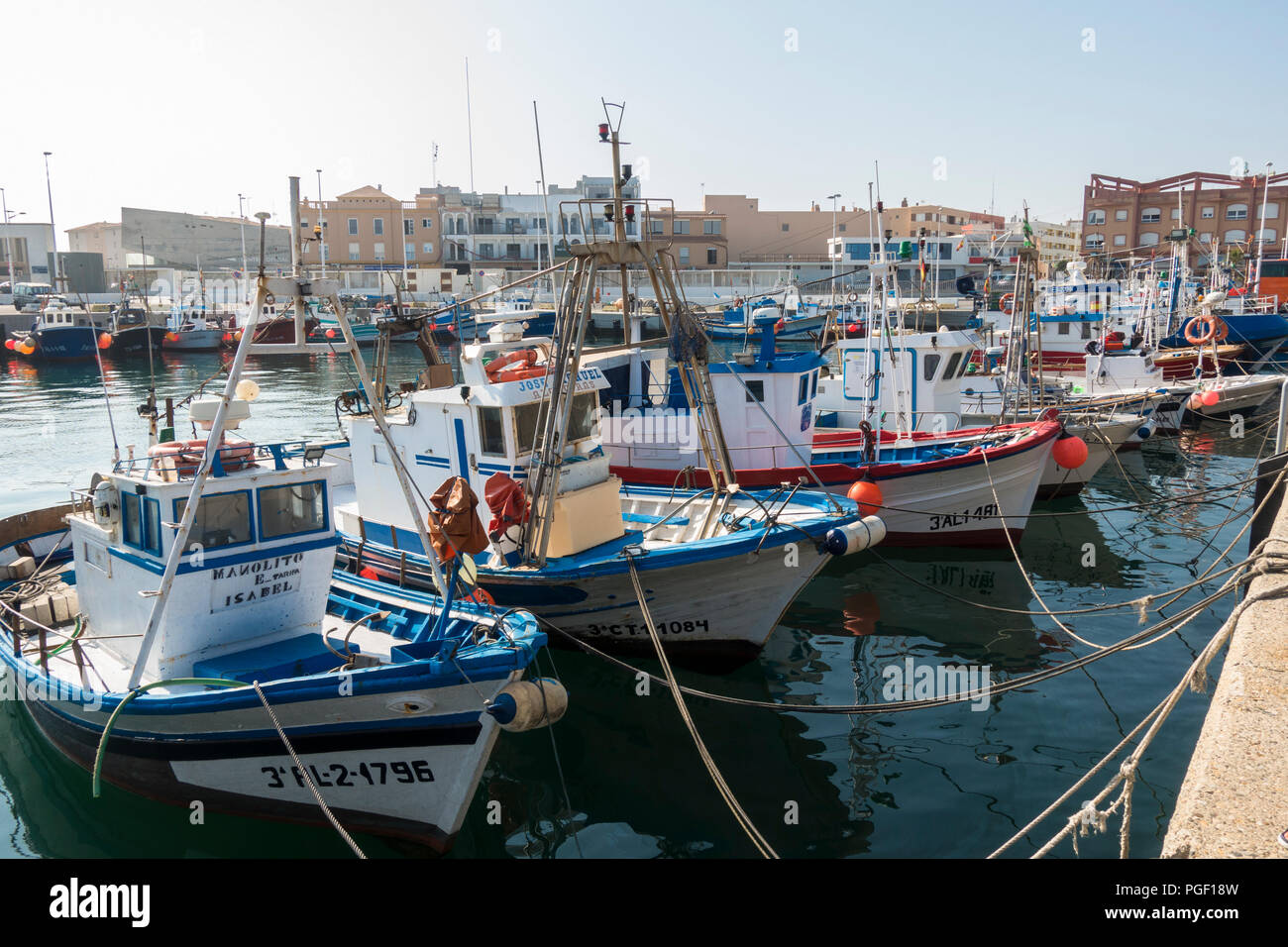 Tarifa Spagna. Piccole imbarcazioni da pesca nel porto di Tarifa, Costa de la Luz, Andalusia, Spagna. Foto Stock