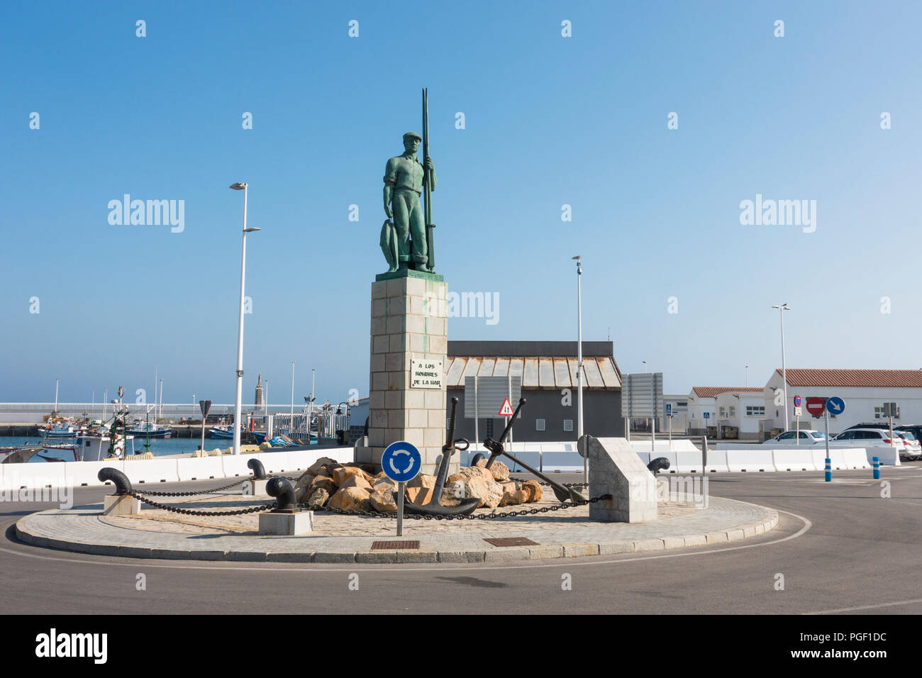 Statua del pescatore all ingresso del porto di pesca, Tarifa, Costa de la Luz, Andalusia, Spagna. Foto Stock