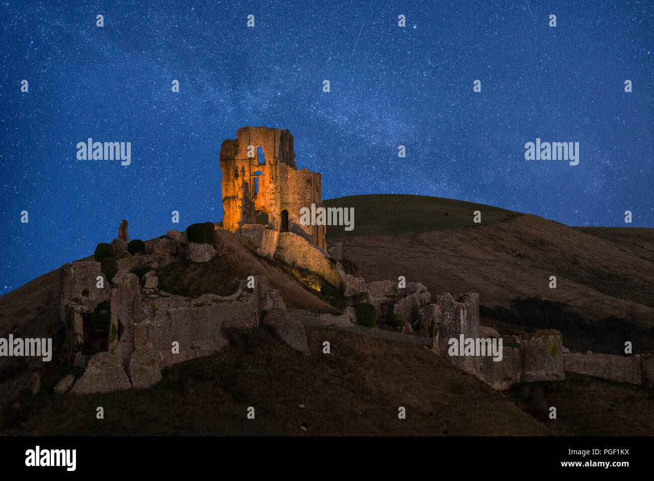 Incredibile vibrante via lattea immagine composita oltre il paesaggio del castello medievale Foto Stock