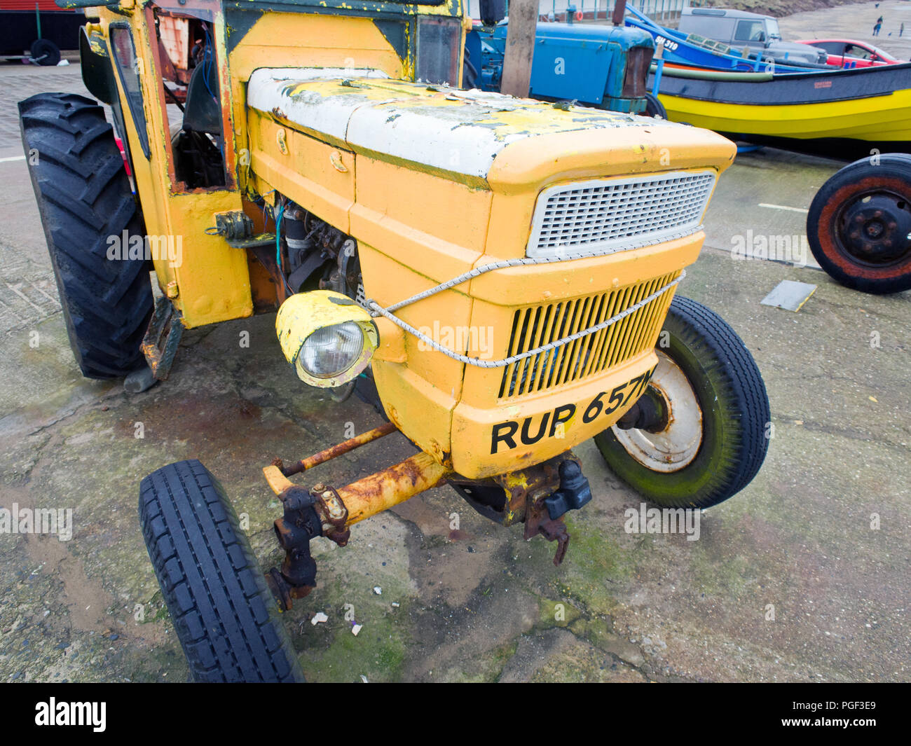 Il vecchio trattore giallo Filey fronte mare REGNO UNITO Foto Stock