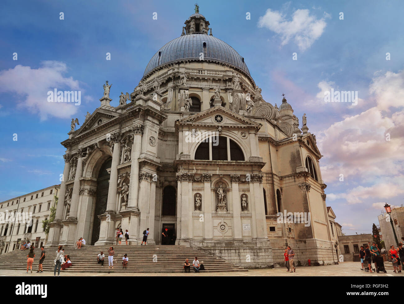 Venezia, Italia, giu 7, 2018: Escursionisti attorno alla Basilica di Santa Maria della Salute a Venezia, Italia Foto Stock