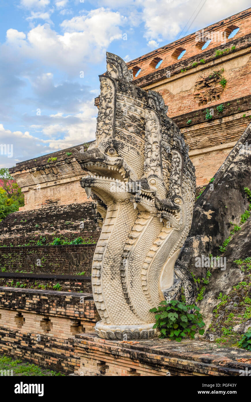 Dettaglio di un buddista Naga Snake in Wat Chedi Luang, Chiang Mai, Thailandia Foto Stock