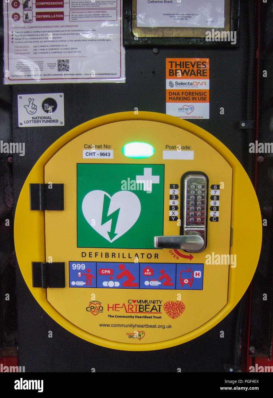 Un defibrillatore in una casella telefono in un villaggio rurale in Hampshire Foto Stock