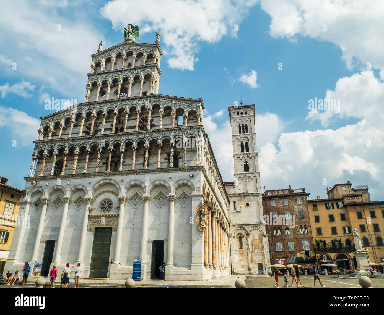San Michele in Foro Romano basilica Cattolica, Piazza San Michele, nella città murata di Lucca, Toscana, Italia. Foto Stock