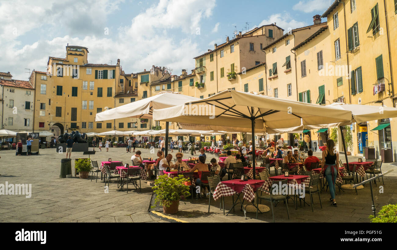 Piazza dell'Anfiteatro nella città murata di Lucca, Toscana, Italia Foto Stock