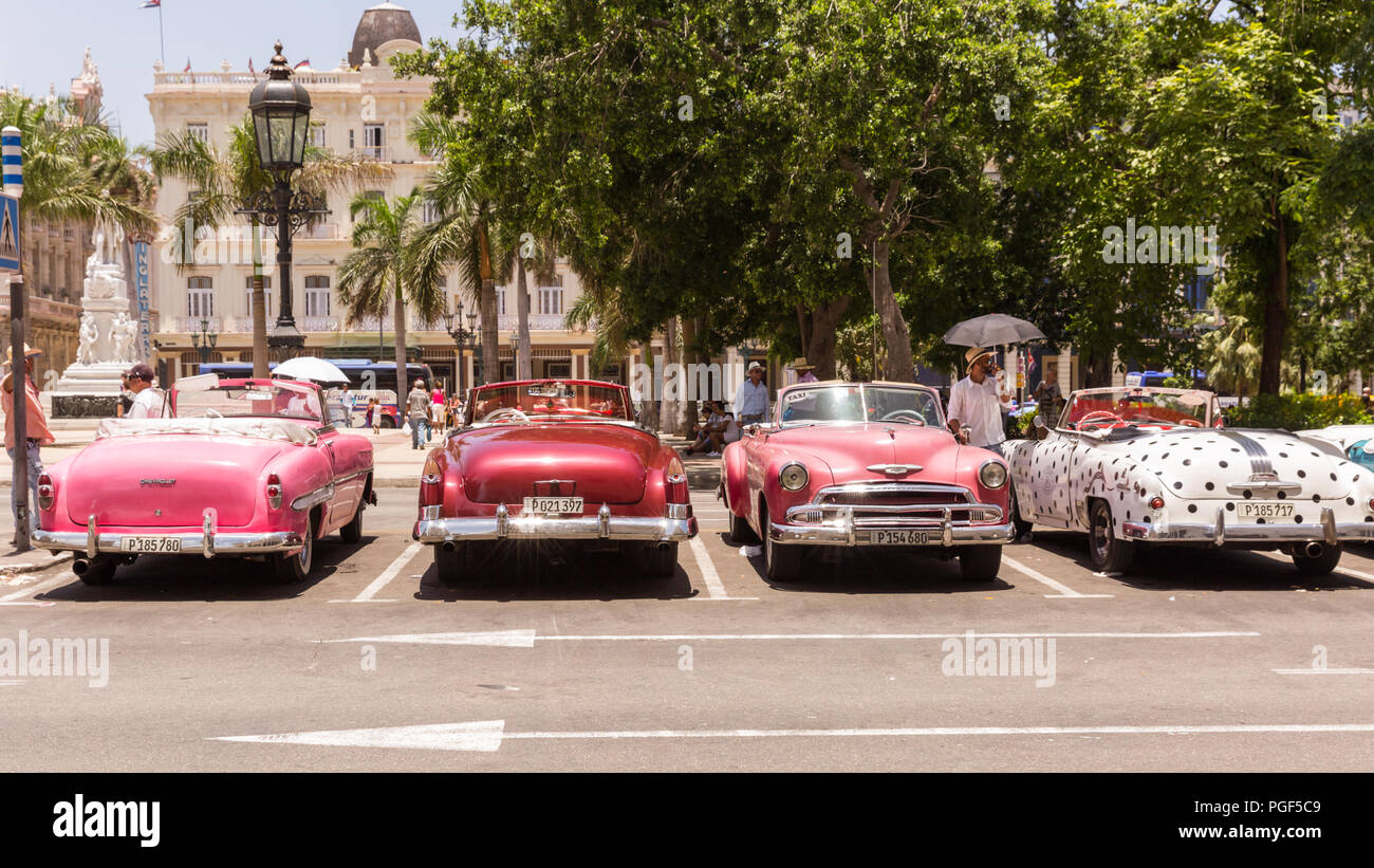 Classic American Cars, schierate degli anni Cinquanta automobili d'epoca utilizzato come taxi, Old Havana, Cuba Foto Stock