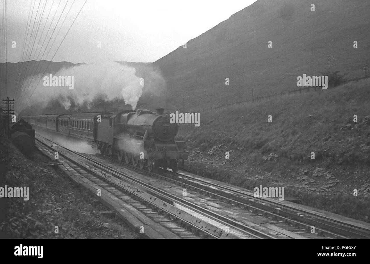 LMS Stanier nera 5 4-6-0 locomotiva a vapore trasporta un treno passeggeri Foto Stock