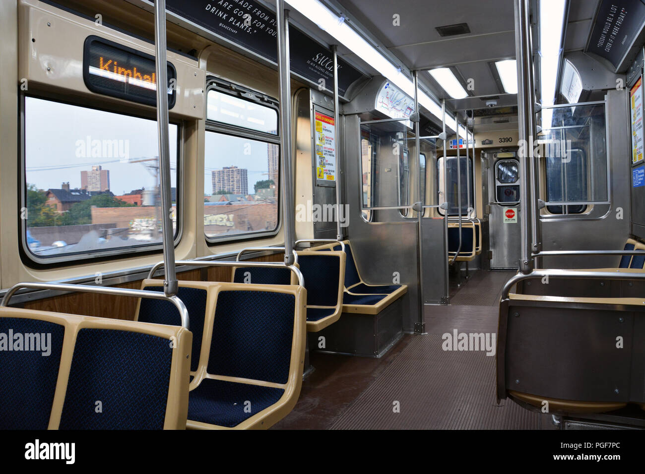 All'interno di un vuoto che la linea marrone Treno L auto come si muove attraverso un quartiere di Chicago. Foto Stock