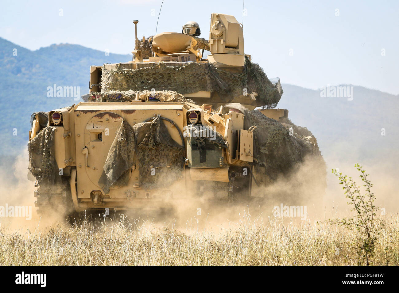 Stati Uniti I soldati dell esercito assegnati al 2° Battaglione, quinto reggimento di cavalleria, 1° Brigata corazzate contro la squadra, 1° Divisione di cavalleria, manovrare un M2A3 Bradley Fighting veicolo durante una tabella XII live esercitazione antincendio, Novo Selo Area Formazione, Bulgaria, 23 agosto 2018. Questo esercizio è a sostegno di Atlantic risolvere, il permanere di un esercizio di formazione tra la NATO e gli Stati Uniti Le forze. (U.S. Esercito nazionale Guard foto di Sgt. Jamar Marcel Pugh, 382 Affari pubblici distacco/ 1° ABCT, 1 CD/rilasciato) Foto Stock