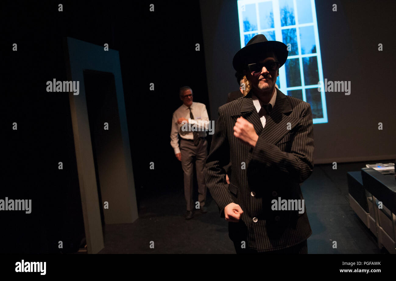 Compagnia di teatro De Dijlezonen eseguendo Cloaca da Maria Goos, diretto da Jo Matthijs (Leuven, 20/04/2017) Foto Stock