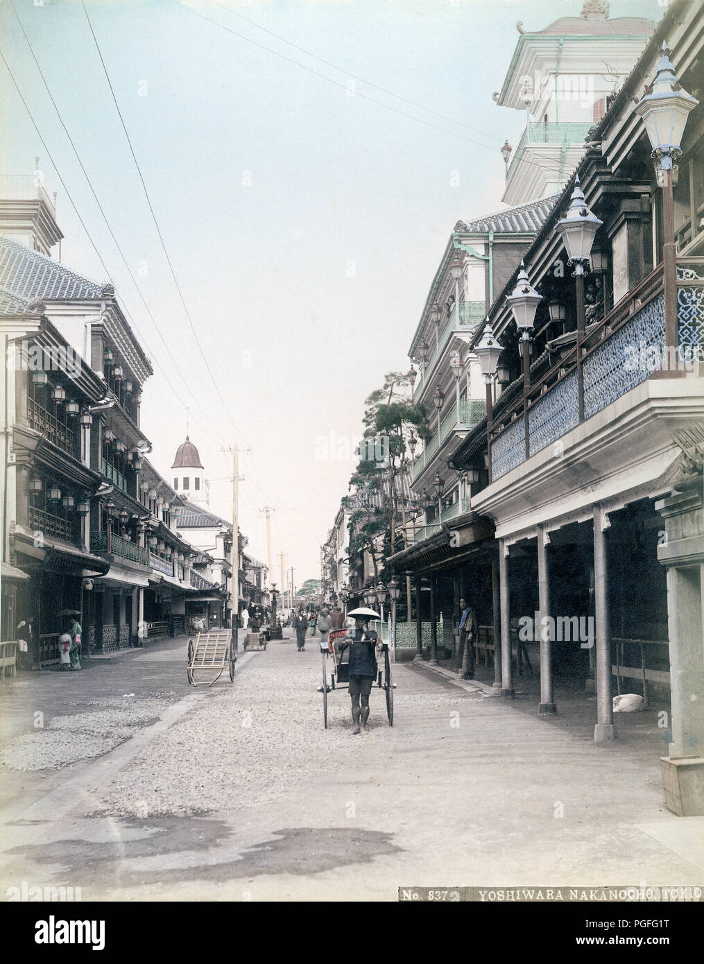[ C. 1890 Giappone - Yoshiwara bordelli, Tokyo ] - a tre piani in legno nei bordelli Nakanocho nella prostituzione e dal quartiere degli intrattenimenti di Yoshiwara in Tokyo. Xix secolo albume vintage fotografia. Foto Stock
