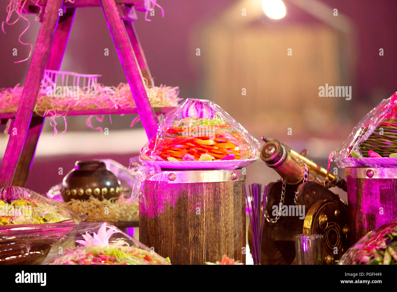 Splendidamente decorate catering tabella per banchetti con una varietà di alimenti diversi spuntini e stuzzichini sulla festa-evento o celebrazione di matrimonio Foto Stock