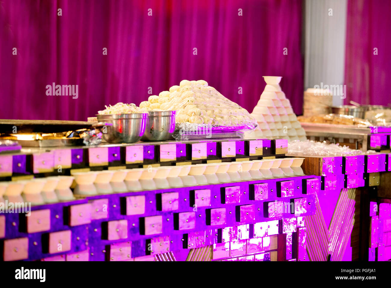 Splendidamente decorate catering tabella per banchetti con una varietà di alimenti diversi spuntini e stuzzichini sulla festa-evento o celebrazione di matrimonio Foto Stock Splendidamente decorate catering tabella per banchetti con una varietà di alimenti diversi spuntini e stuzzichini sulla festa-evento o celebrazione di matrimonio Foto Stock