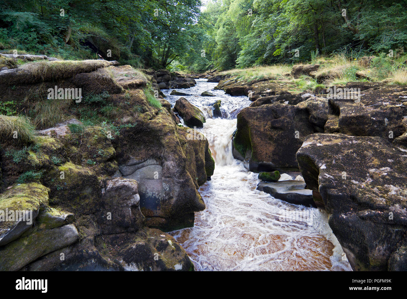 L 'hotel Astrid sul fiume Wharfe (Yorkshire) è stato descritto come il mondo più pericoloso tratto di acqua con la sua veloce correnti e rocce sottomarine. Foto Stock