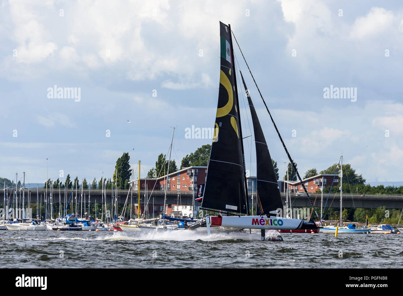 Cardiff, Regno Unito. Il 25 agosto 2018. Catamarano di prendere parte all'estremo la vela di serie in Cardiff Bay su un soleggiato e giorno nuvoloso in Galles Credito: Gary Parker/Alamy Live News Foto Stock