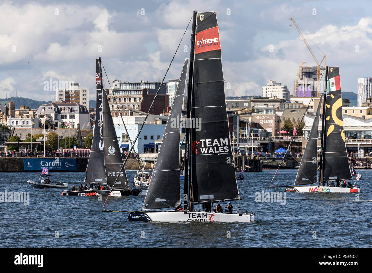 Cardiff, Regno Unito. Il 25 agosto 2018. Catamarano di prendere parte all'estremo la vela di serie in Cardiff Bay su un soleggiato e giorno nuvoloso in Galles Credito: Gary Parker/Alamy Live News Foto Stock