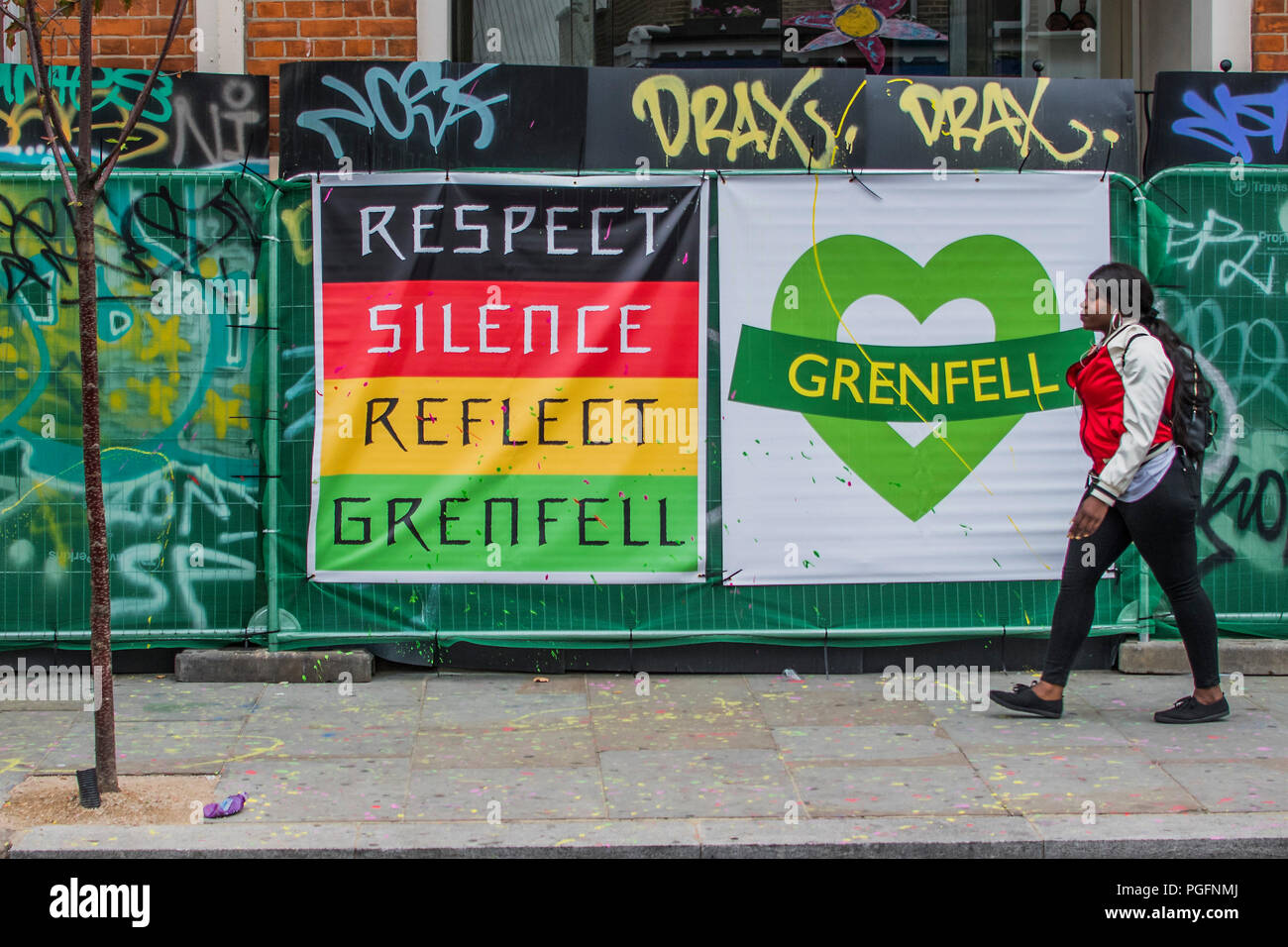 Londra, Regno Unito. 26 Ago, 2018. Remebering Grenfell nel verde - La domenica del carnevale di Notting Hill. La manifestazione annuale sulle strade del Royal Borough di Kensington e Chelsea, oltre a ferragosto weekend. Esso è guidato dai membri della British West comunità indiana, e attira circa un milione di persone ogni anno, il che lo rende uno dei più grandi del mondo street festival. Credito: Guy Bell/Alamy Live News Foto Stock