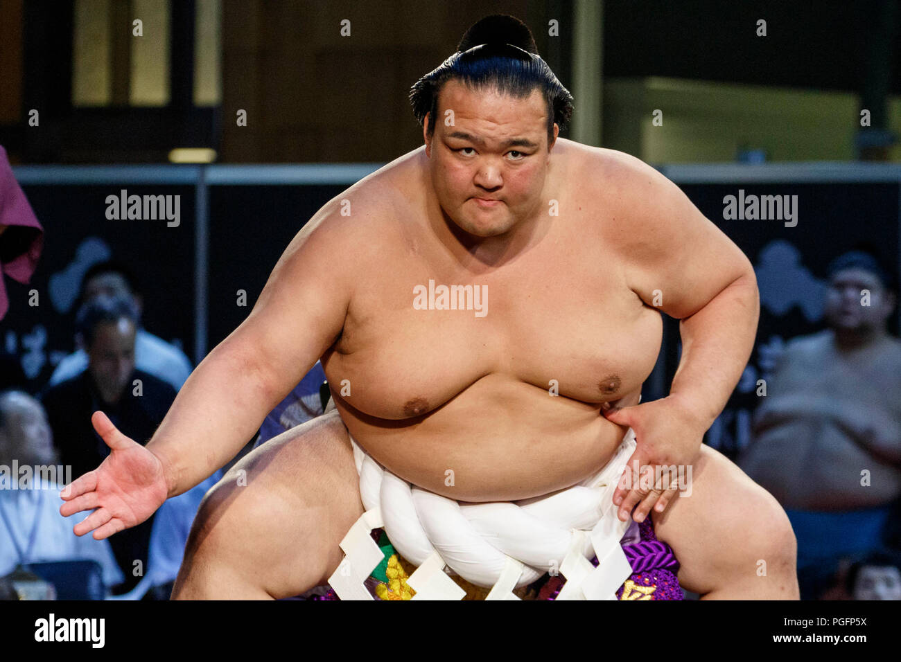 Tokyo, Giappone. 26 Ago, 2018. Yokozuna Kisenosato esegue durante una speciale Grandi Campionati di Sumo ''Hakkiyoi KITTE'' tenuto presso il Tokyo KITTE complesso commerciale situato di fronte alla stazione di Tokyo il 26 agosto 2018, Tokyo, Giappone. Ogni anno lottatori di sumo prendere parte a un torneo speciale di fronte alla stazione di Tokyo per promuovere la cultura del sumo wrestling. Credito: Rodrigo Reyes Marin/AFLO/Alamy Live News Credito: Aflo Co. Ltd./Alamy Live News Foto Stock