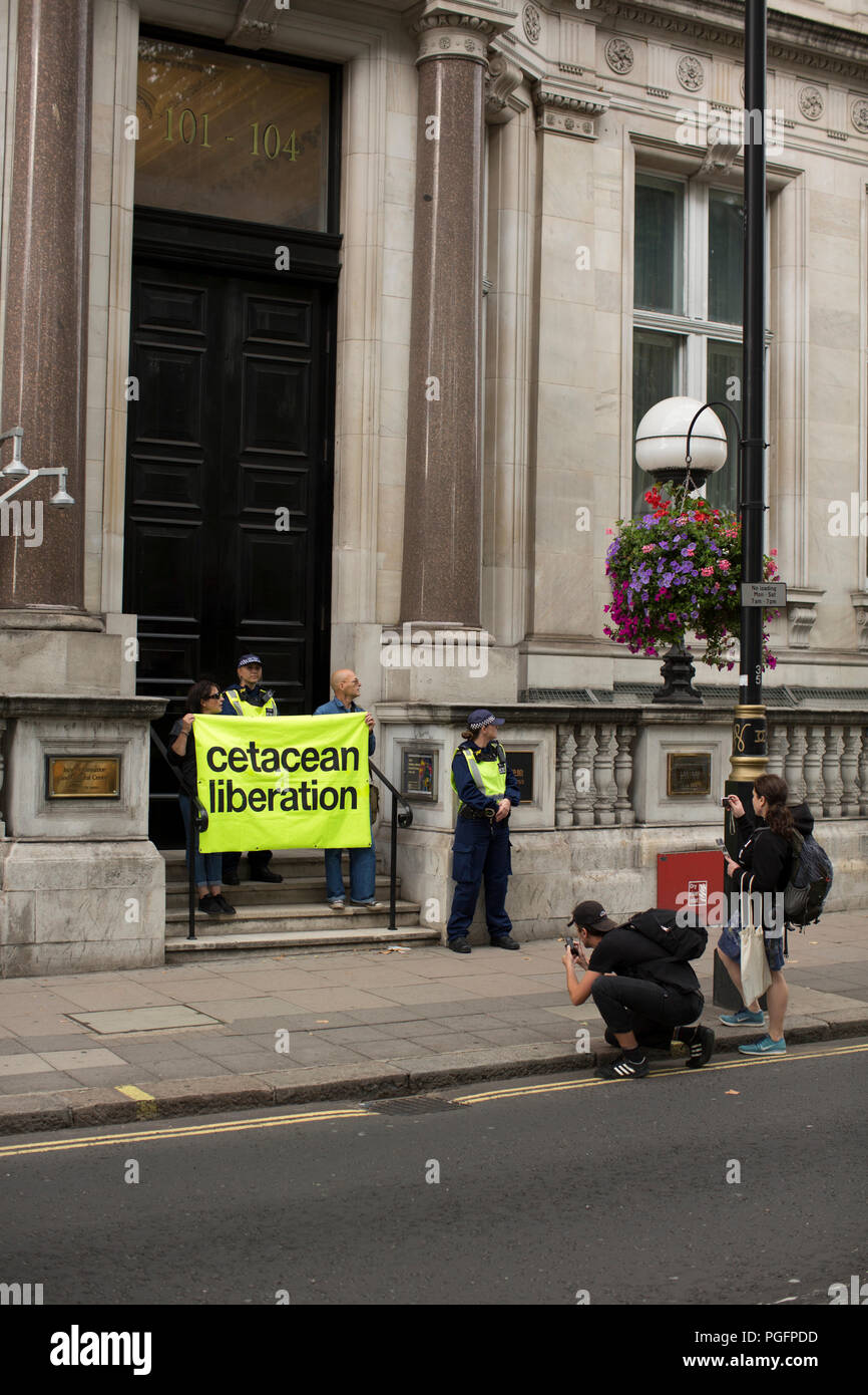 Londra, Regno Unito. Il 25 agosto 2018. I vegani marciando attraverso le strade di Londra 2018 Credit: Pablo Diablo/Alamy Live News Foto Stock