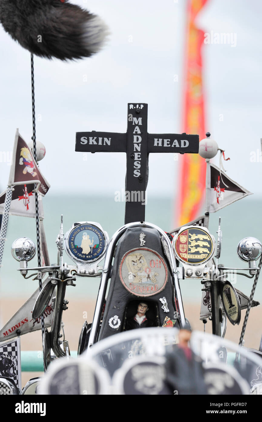 Brighton, Regno Unito. Il 26 agosto 2018. Nonostante il maltempo Mods con i loro scooter scendere sul lungomare di Brighton oggi come parte del loro Mod Weekender evento . Ogni ferragosto centinaia di Mods da tutto il paese si scende su Brighton per la loro tradizionale manifestazione che a seconda del tempo include un giro fuori di testa sulla spiaggia ispirato dal film Quadrophenia fotografia scattata da Simon Dack Credito: Simon Dack/Alamy Live News Credito: Simon Dack/Alamy Live News Foto Stock Brighton, Regno Unito. Il 26 agosto 2018. Nonostante il maltempo Mods con i loro scooter scendere sul lungomare di Brighton oggi come parte del loro Mod Weekender evento . Ogni ferragosto centinaia di Mods da tutto il paese si scende su Brighton per la loro tradizionale manifestazione che a seconda del tempo include un giro fuori di testa sulla spiaggia ispirato dal film Quadrophenia fotografia scattata da Simon Dack Credito: Simon Dack/Alamy Live News Credito: Simon Dack/Alamy Live News Foto Stock
