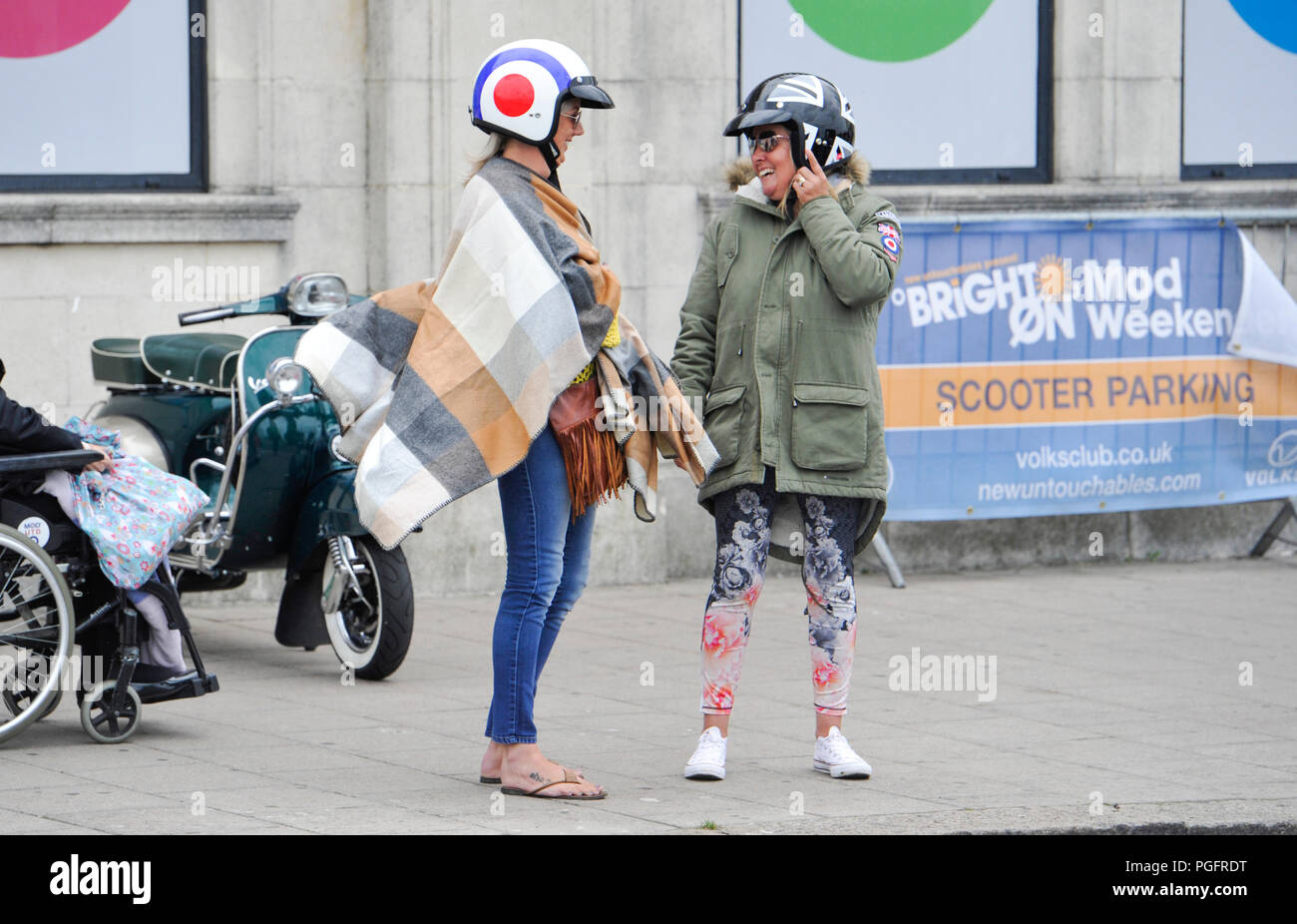 Brighton, Regno Unito. Il 26 agosto 2018. Nonostante il maltempo Mods con i loro scooter scendere sul lungomare di Brighton oggi come parte del loro Mod Weekender evento . Ogni ferragosto centinaia di Mods da tutto il paese si scende su Brighton per la loro tradizionale manifestazione che a seconda del tempo include un giro fuori di testa sulla spiaggia ispirato dal film Quadrophenia fotografia scattata da Simon Dack Credito: Simon Dack/Alamy Live News Credito: Simon Dack/Alamy Live News Foto Stock Brighton, Regno Unito. Il 26 agosto 2018. Nonostante il maltempo Mods con i loro scooter scendere sul lungomare di Brighton oggi come parte del loro Mod Weekender evento . Ogni ferragosto centinaia di Mods da tutto il paese si scende su Brighton per la loro tradizionale manifestazione che a seconda del tempo include un giro fuori di testa sulla spiaggia ispirato dal film Quadrophenia fotografia scattata da Simon Dack Credito: Simon Dack/Alamy Live News Credito: Simon Dack/Alamy Live News Foto Stock