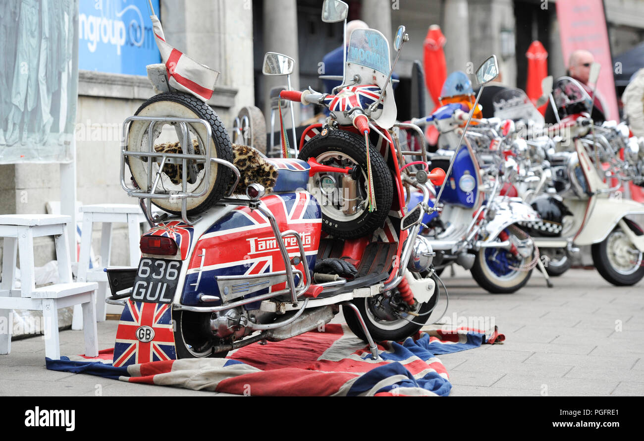 Brighton, Regno Unito. Il 26 agosto 2018. Nonostante il maltempo Mods con i loro scooter scendere sul lungomare di Brighton oggi come parte del loro Mod Weekender evento . Ogni ferragosto centinaia di Mods da tutto il paese si scende su Brighton per la loro tradizionale manifestazione che a seconda del tempo include un giro fuori di testa sulla spiaggia ispirato dal film Quadrophenia fotografia scattata da Simon Dack Credito: Simon Dack/Alamy Live News Credito: Simon Dack/Alamy Live News Foto Stock Brighton, Regno Unito. Il 26 agosto 2018. Nonostante il maltempo Mods con i loro scooter scendere sul lungomare di Brighton oggi come parte del loro Mod Weekender evento . Ogni ferragosto centinaia di Mods da tutto il paese si scende su Brighton per la loro tradizionale manifestazione che a seconda del tempo include un giro fuori di testa sulla spiaggia ispirato dal film Quadrophenia fotografia scattata da Simon Dack Credito: Simon Dack/Alamy Live News Credito: Simon Dack/Alamy Live News Foto Stock