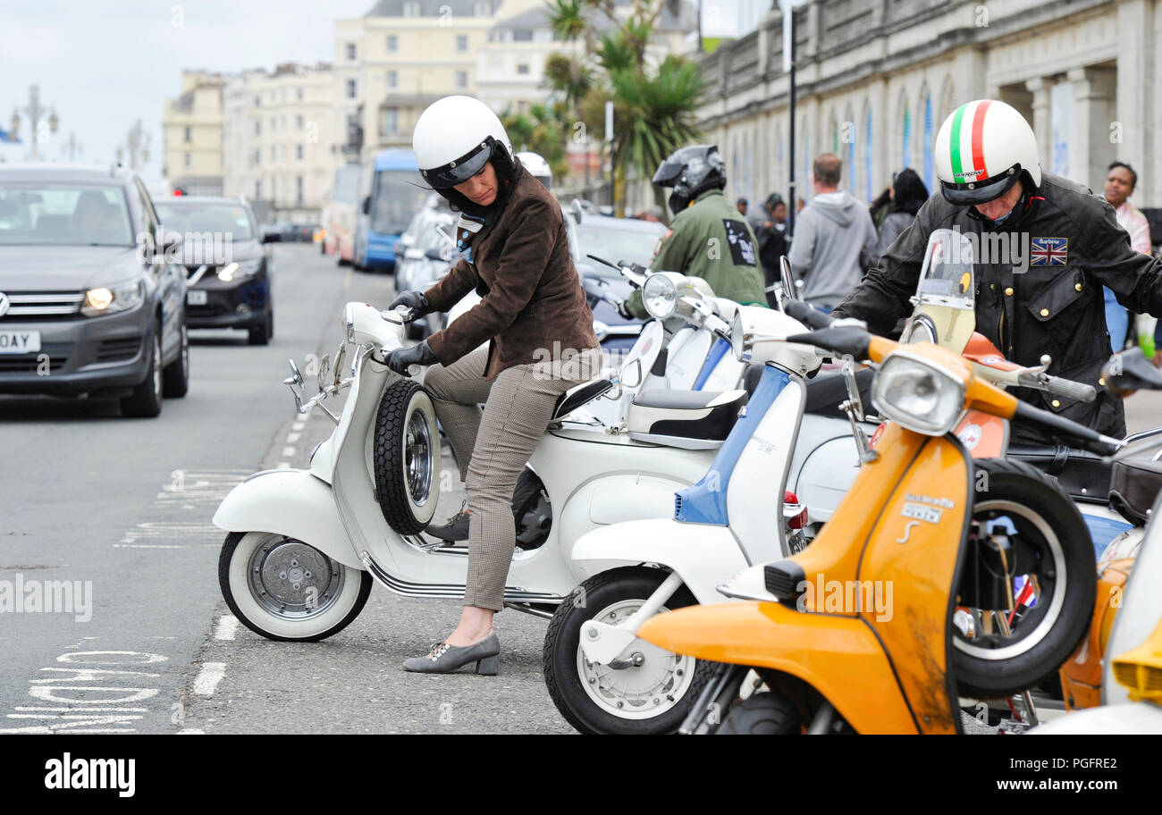 Brighton, Regno Unito. Il 26 agosto 2018. Nonostante il maltempo Mods con i loro scooter scendere sul lungomare di Brighton oggi come parte del loro Mod Weekender evento . Ogni ferragosto centinaia di Mods da tutto il paese si scende su Brighton per la loro tradizionale manifestazione che a seconda del tempo include un giro fuori di testa sulla spiaggia ispirato dal film Quadrophenia fotografia scattata da Simon Dack Credito: Simon Dack/Alamy Live News Credito: Simon Dack/Alamy Live News Foto Stock Brighton, Regno Unito. Il 26 agosto 2018. Nonostante il maltempo Mods con i loro scooter scendere sul lungomare di Brighton oggi come parte del loro Mod Weekender evento . Ogni ferragosto centinaia di Mods da tutto il paese si scende su Brighton per la loro tradizionale manifestazione che a seconda del tempo include un giro fuori di testa sulla spiaggia ispirato dal film Quadrophenia fotografia scattata da Simon Dack Credito: Simon Dack/Alamy Live News Credito: Simon Dack/Alamy Live News Foto Stock