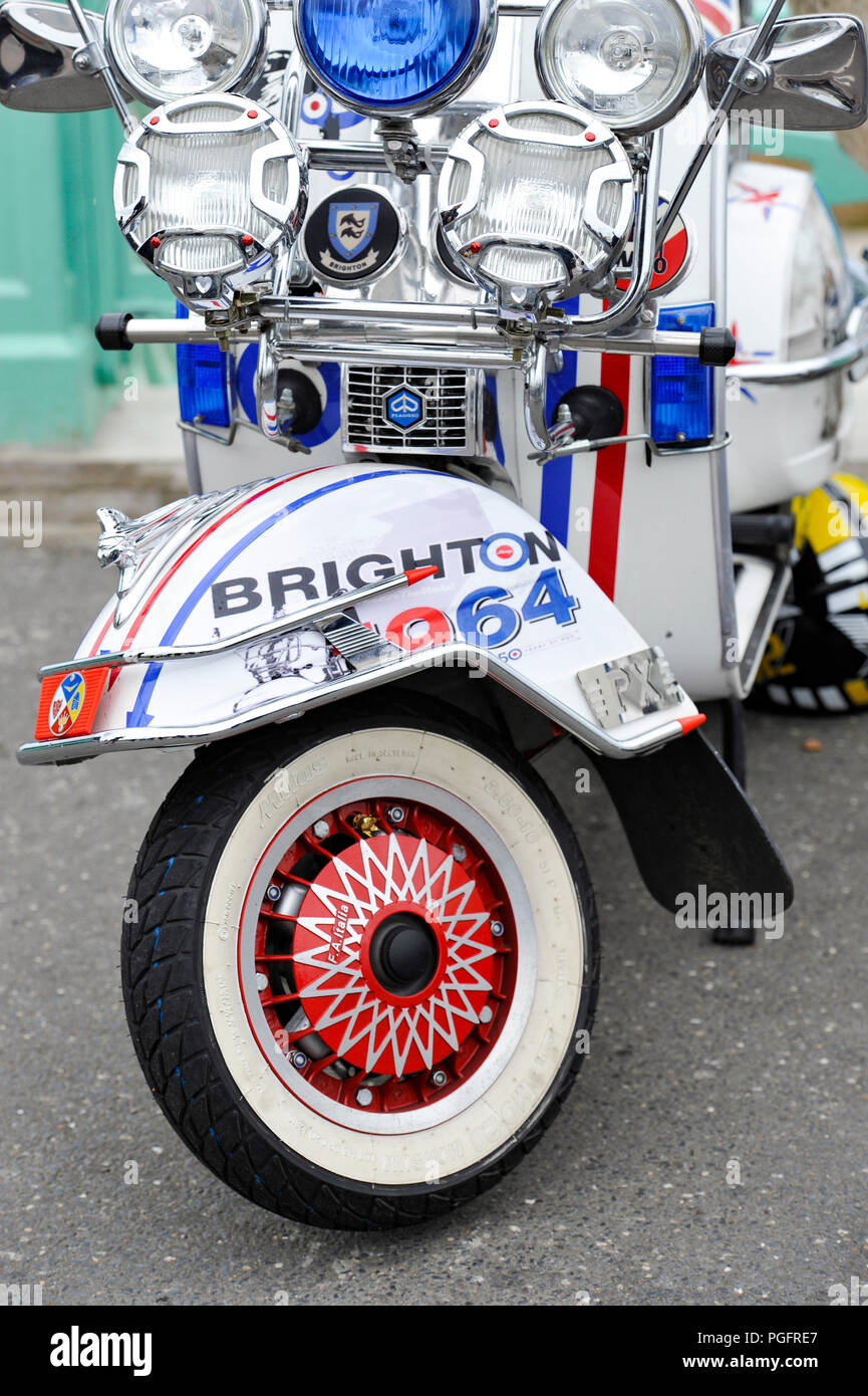 Brighton, Regno Unito. Il 26 agosto 2018. Nonostante il maltempo Mods con i loro scooter scendere sul lungomare di Brighton oggi come parte del loro Mod Weekender evento . Ogni ferragosto centinaia di Mods da tutto il paese si scende su Brighton per la loro tradizionale manifestazione che a seconda del tempo include un giro fuori di testa sulla spiaggia ispirato dal film Quadrophenia fotografia scattata da Simon Dack Credito: Simon Dack/Alamy Live News Credito: Simon Dack/Alamy Live News Foto Stock Brighton, Regno Unito. Il 26 agosto 2018. Nonostante il maltempo Mods con i loro scooter scendere sul lungomare di Brighton oggi come parte del loro Mod Weekender evento . Ogni ferragosto centinaia di Mods da tutto il paese si scende su Brighton per la loro tradizionale manifestazione che a seconda del tempo include un giro fuori di testa sulla spiaggia ispirato dal film Quadrophenia fotografia scattata da Simon Dack Credito: Simon Dack/Alamy Live News Credito: Simon Dack/Alamy Live News Foto Stock