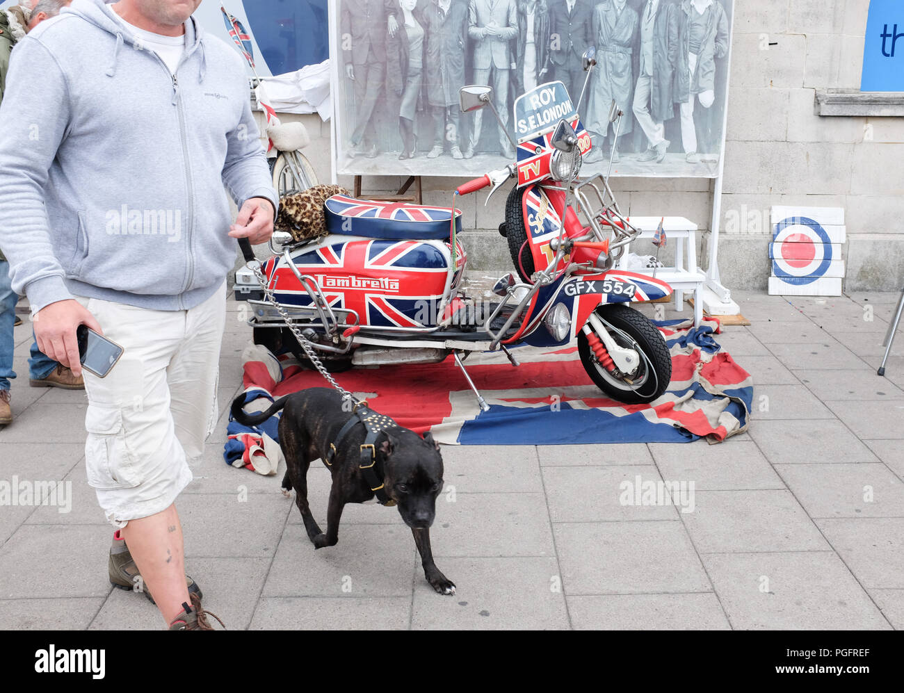 Brighton, Regno Unito. Il 26 agosto 2018. Nonostante il maltempo Mods con i loro scooter scendere sul lungomare di Brighton oggi come parte del loro Mod Weekender evento . Ogni ferragosto centinaia di Mods da tutto il paese si scende su Brighton per la loro tradizionale manifestazione che a seconda del tempo include un giro fuori di testa sulla spiaggia ispirato dal film Quadrophenia fotografia scattata da Simon Dack Credito: Simon Dack/Alamy Live News Credito: Simon Dack/Alamy Live News Foto Stock Brighton, Regno Unito. Il 26 agosto 2018. Nonostante il maltempo Mods con i loro scooter scendere sul lungomare di Brighton oggi come parte del loro Mod Weekender evento . Ogni ferragosto centinaia di Mods da tutto il paese si scende su Brighton per la loro tradizionale manifestazione che a seconda del tempo include un giro fuori di testa sulla spiaggia ispirato dal film Quadrophenia fotografia scattata da Simon Dack Credito: Simon Dack/Alamy Live News Credito: Simon Dack/Alamy Live News Foto Stock