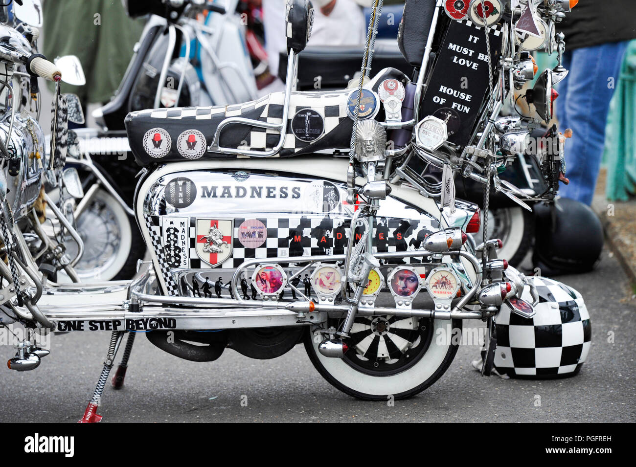 Brighton, Regno Unito. Il 26 agosto 2018. Nonostante il maltempo Mods con i loro scooter scendere sul lungomare di Brighton oggi come parte del loro Mod Weekender evento . Ogni ferragosto centinaia di Mods da tutto il paese si scende su Brighton per la loro tradizionale manifestazione che a seconda del tempo include un giro fuori di testa sulla spiaggia ispirato dal film Quadrophenia fotografia scattata da Simon Dack Credito: Simon Dack/Alamy Live News Credito: Simon Dack/Alamy Live News Foto Stock Brighton, Regno Unito. Il 26 agosto 2018. Nonostante il maltempo Mods con i loro scooter scendere sul lungomare di Brighton oggi come parte del loro Mod Weekender evento . Ogni ferragosto centinaia di Mods da tutto il paese si scende su Brighton per la loro tradizionale manifestazione che a seconda del tempo include un giro fuori di testa sulla spiaggia ispirato dal film Quadrophenia fotografia scattata da Simon Dack Credito: Simon Dack/Alamy Live News Credito: Simon Dack/Alamy Live News Foto Stock