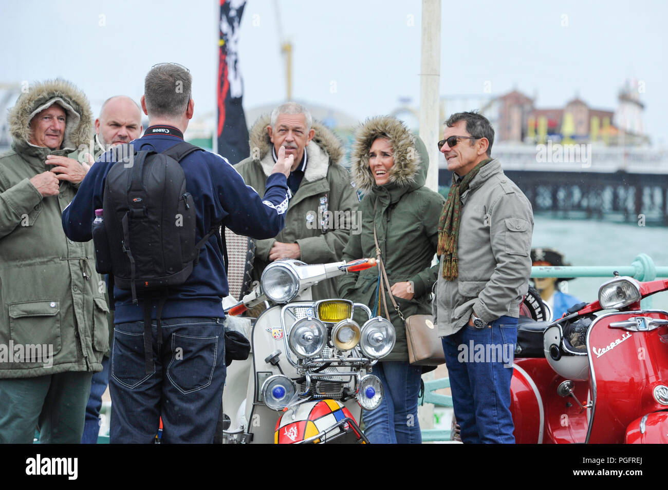 Brighton, Regno Unito. Il 26 agosto 2018. Nonostante il maltempo Mods con i loro scooter scendere sul lungomare di Brighton oggi come parte del loro Mod Weekender evento . Ogni ferragosto centinaia di Mods da tutto il paese si scende su Brighton per la loro tradizionale manifestazione che a seconda del tempo include un giro fuori di testa sulla spiaggia ispirato dal film Quadrophenia fotografia scattata da Simon Dack Credito: Simon Dack/Alamy Live News Credito: Simon Dack/Alamy Live News Foto Stock