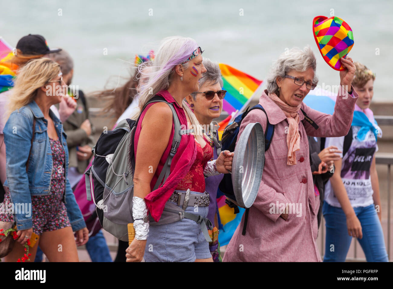 Hastings, East Sussex, Regno Unito. 26 Ago, 2018. Hastings e orgoglio parata del festival celebra la diversità in questa cittadina di mare sulla costa sud est. Anni di questo tema è senza discriminazioni né alienazione. La manifestazione si snoda dalle 11.00 fino a tarda sera. © Paul Lawrenson 2018, Photo credit: Paolo Lawrenson / Alamy Live News Foto Stock