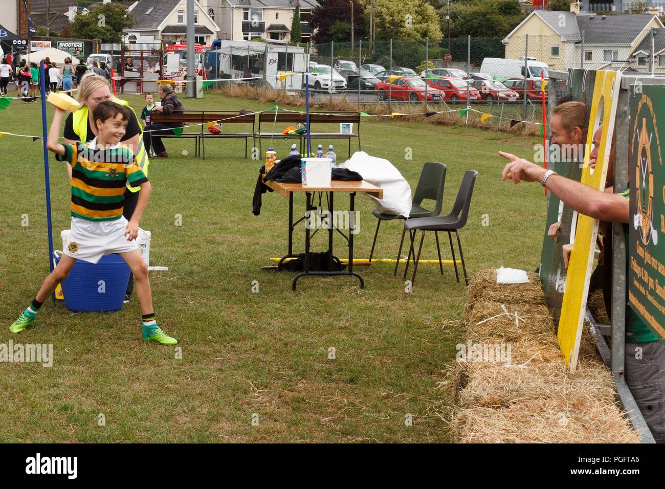 Cork, Irlanda. 25 Ago, 2018. Glen Fest 2018. Oggi il Glen Rovers Hockey irlandese Club ha tenuto il suo primo Glen Fest. La giornata fuori era qualcosa per tutta la famiglia da facepainting e corsi di ostacolo per i bambini a un mercato degli agricoltori e musica dal vivo per i genitori. L'evento ha richiamato centinaia di famiglie ed è stato un grande successo per tutte le parti coinvolte. Credito: Damian Coleman/Alamy Live News. Foto Stock