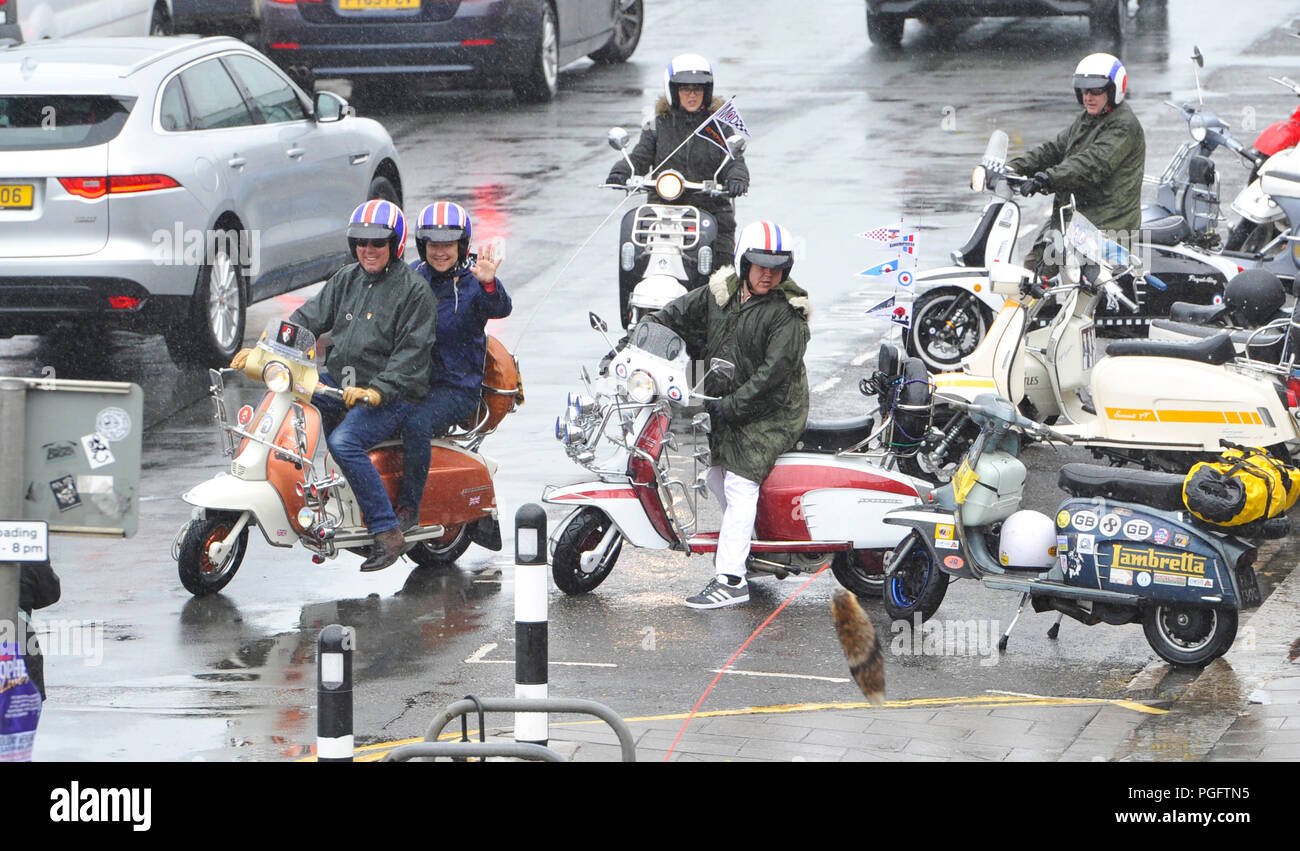 Brighton Regno Unito 26 agosto 2018 - nonostante il maltempo Mods con i loro scooter scendere sul lungomare di Brighton oggi come parte del loro Mods Weekender evento . Ogni ferragosto centinaia di Mods da tutto il paese si scende su Brighton per la loro tradizionale manifestazione che a seconda del tempo include un giro fuori di testa sulla spiaggia ispirato dal film Quadrophenia fotografia scattata da Simon Dack Credito: Simon Dack/Alamy Live News Foto Stock