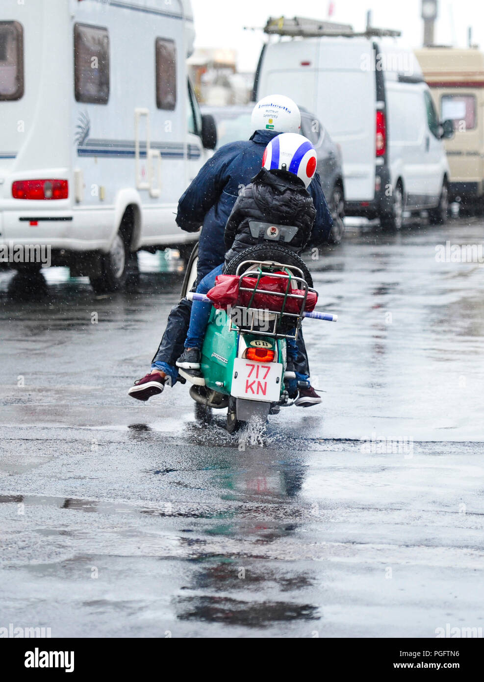 Brighton Regno Unito 26 agosto 2018 - nonostante il maltempo Mods con i loro scooter scendere sul lungomare di Brighton oggi come parte del loro Mods Weekender evento . Ogni ferragosto centinaia di Mods da tutto il paese si scende su Brighton per la loro tradizionale manifestazione che a seconda del tempo include un giro fuori di testa sulla spiaggia ispirato dal film Quadrophenia fotografia scattata da Simon Dack Credito: Simon Dack/Alamy Live News Foto Stock