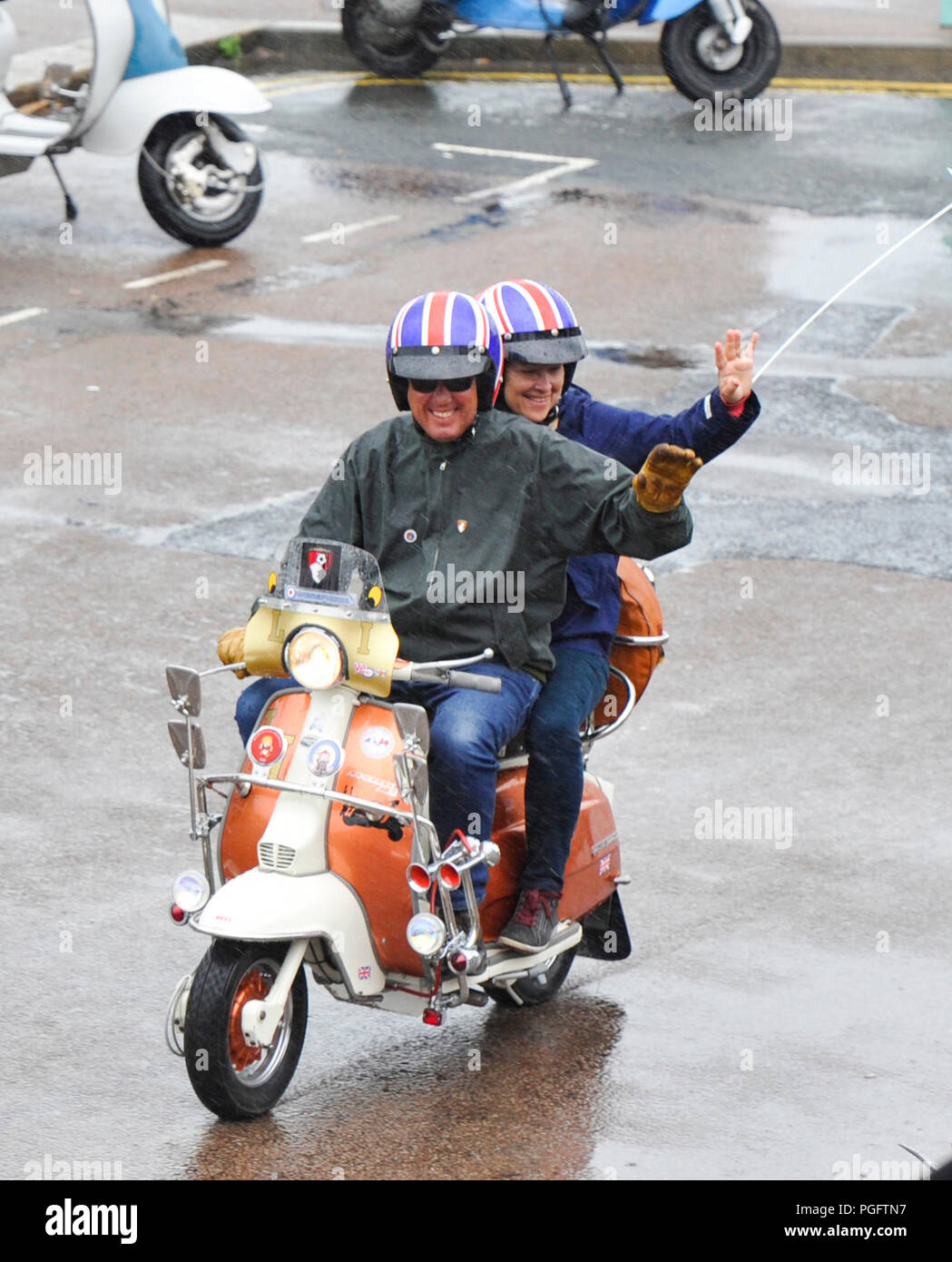 Brighton Regno Unito 26 agosto 2018 - nonostante il maltempo Mods con i loro scooter scendere sul lungomare di Brighton oggi come parte del loro Mods Weekender evento . Ogni ferragosto centinaia di Mods da tutto il paese si scende su Brighton per la loro tradizionale manifestazione che a seconda del tempo include un giro fuori di testa sulla spiaggia ispirato dal film Quadrophenia fotografia scattata da Simon Dack Credito: Simon Dack/Alamy Live News Foto Stock