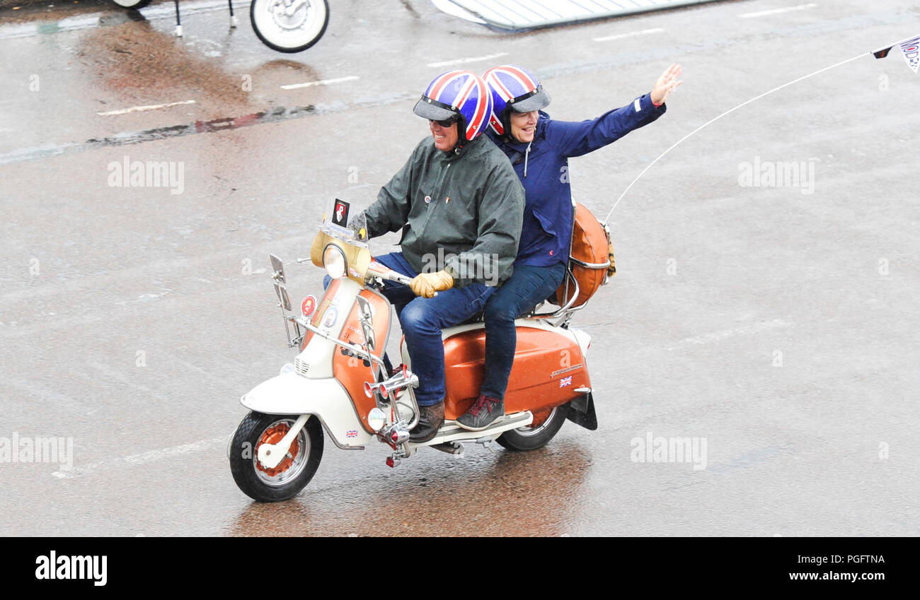 Brighton Regno Unito 26 agosto 2018 - nonostante il maltempo Mods con i loro scooter scendere sul lungomare di Brighton oggi come parte del loro Mods Weekender evento . Ogni ferragosto centinaia di Mods da tutto il paese si scende su Brighton per la loro tradizionale manifestazione che a seconda del tempo include un giro fuori di testa sulla spiaggia ispirato dal film Quadrophenia fotografia scattata da Simon Dack Credito: Simon Dack/Alamy Live News Foto Stock