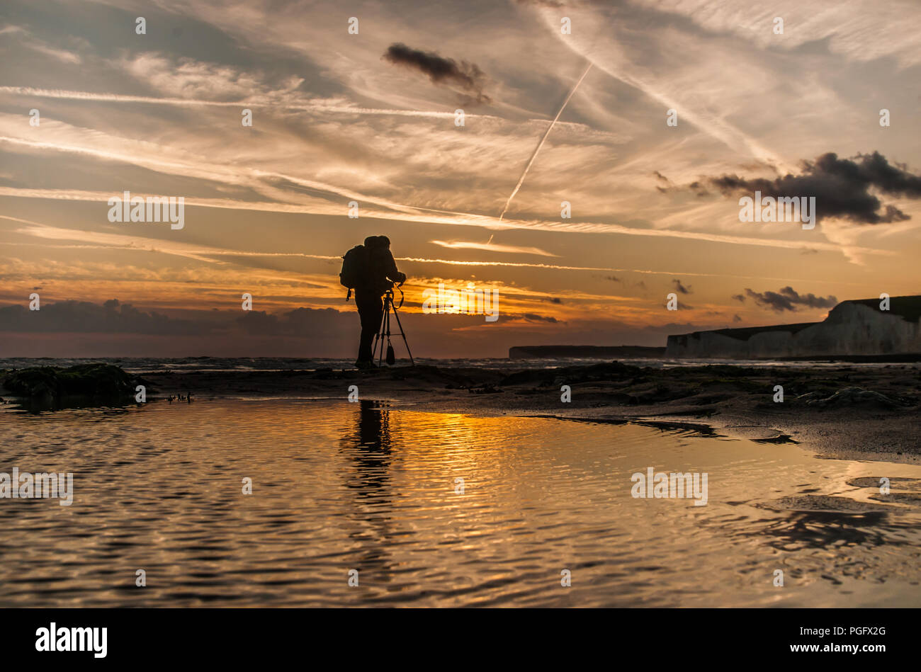 Birling Gap, Eastbourne, East Sussex, Regno Unito. 25 agosto 2018.. Colori Gloriosi al tramonto sulla famosa spiaggia della costa meridionale. Un ottimo posto per la fotografia. Foto Stock