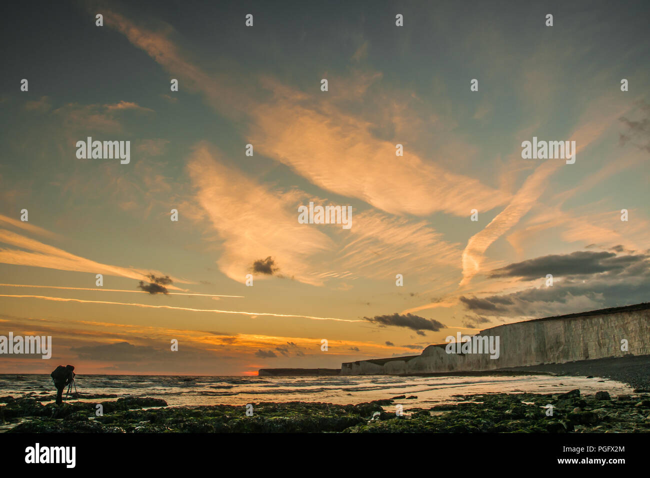 Birling Gap, Eastbourne, East Sussex, Regno Unito. 25 agosto 2018.. Colori Gloriosi al tramonto sulla famosa spiaggia della costa meridionale. Un ottimo posto per la fotografia. Foto Stock