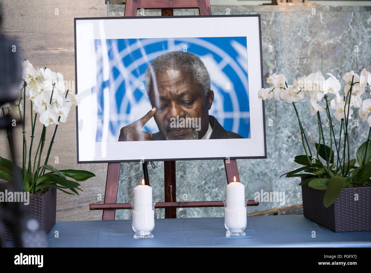 Pechino, Svizzera. 20 agosto 2018. Le candele accese nella parte anteriore del ritratto dell ex Segretario Generale dell ONU Kofi Annan nel corso di una cerimonia in memoria del Palais des Nations a Ginevra, Svizzera, 20 Agosto, 2018. L'ex segretario generale dell ONU Kofi Annan è morto sabato all'età di 80. Credito: Xu Jinquan/Xinhua/Alamy Live News Foto Stock